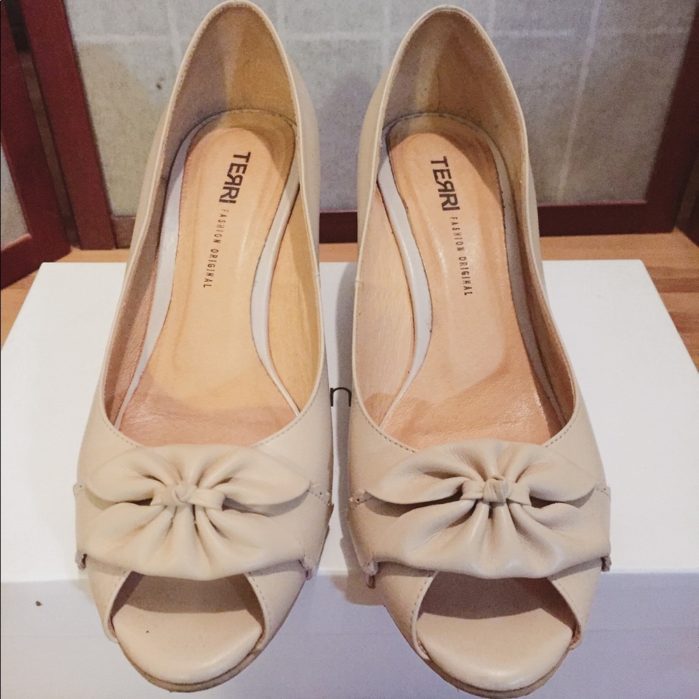 Lady’s shoes peep toe